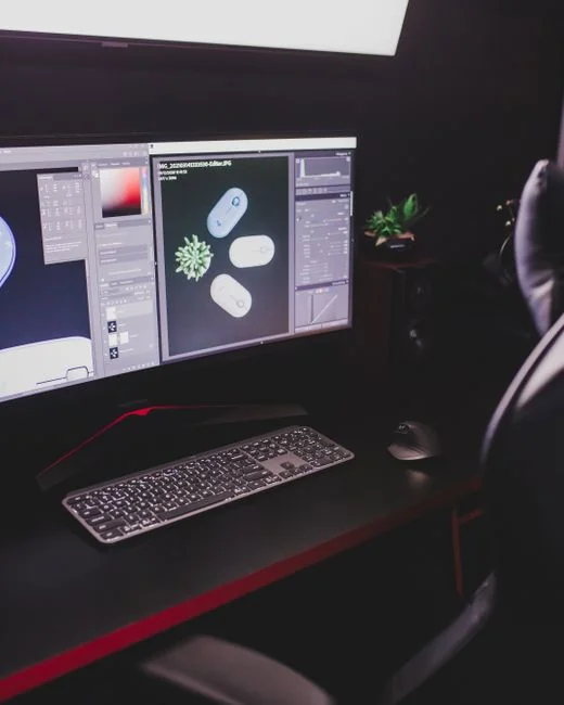 Services-03 Moderní tablet a smartphone zobrazující webový obsah na lesklém povrchu, zdůrazňující technologie a propojení.